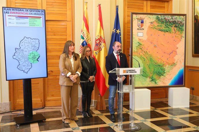 El presidente del Gobierno de Aragón, Javier Lambán, y las consejeras de Sanidad, Sira Repollés, y de Presidencia, Mayte Pérez.