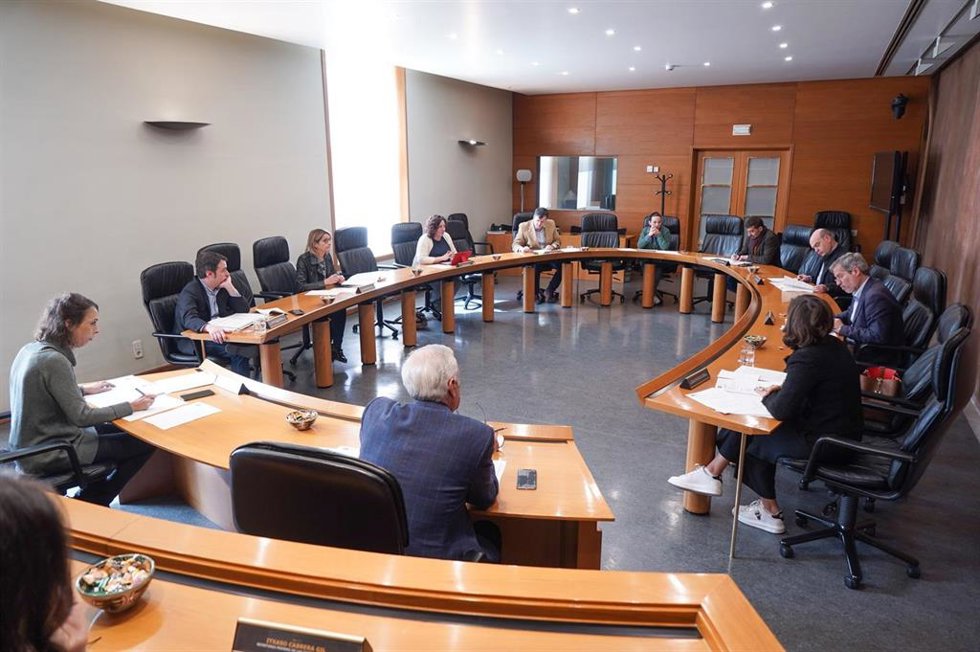 La Mesa y la Junta de Portavoces de las Cortes de Aragón.