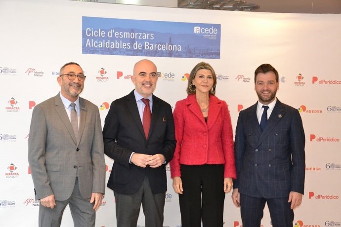 El president d'Acede Catalunya, Joan Vilar; el candidat del PP a l'alcaldia de Barcelona, Daniel Sirera; la diputada del PP al Congrés Maria de los Llanos de Luna, i el secretari general d'Acede, Paco Camarasa