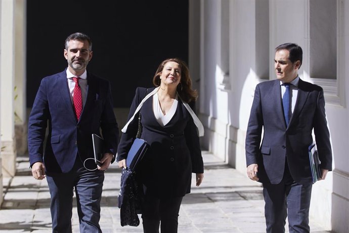 El consejero de Sostenibilidad, Medio Ambiente y Economía Azul de la Junta de Andalucía y portavoz del gobierno, Ramón Fernández-Pacheco, (i) junto a la consejera de Agricultura, Agua y Desarrollo Rural de la Junta de Andalucía, Carmen Crespo, (2d) y el