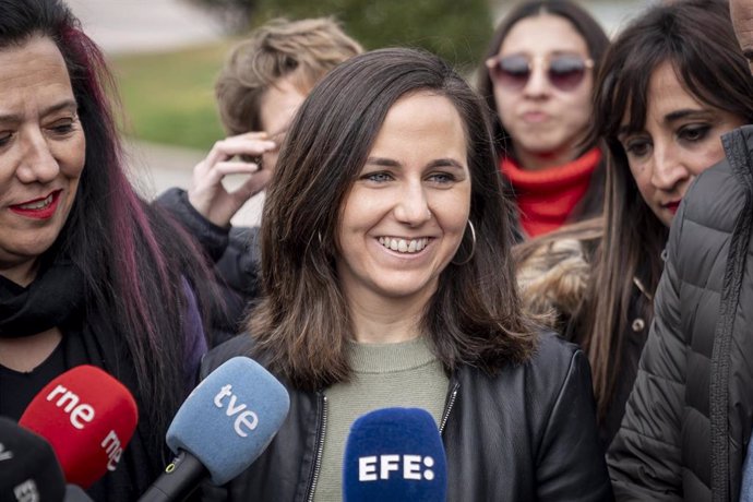 La secretaria general de Podemos y ministra de Derechos Sociales y Agenda 2030, Ione Belarra, atiende a los medios durante su visita al mercado del parque de Finca Liana en Móstoles, a 18 de febrero de 2023, en Móstoles, Madrid (España).