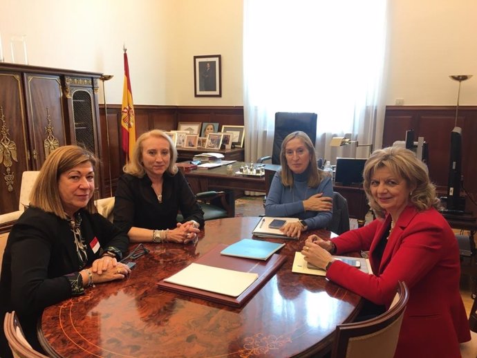 Las responsables del Sindicato de Técnicos de Enfermería (SAE), M Dolores Martínez e Isabel Lozano, se reúnen con Ana Pastor, ex ministra de Sanidad, y Elvira Velasco, portavoz de la Comisión de Sanidad del PP. En Madrid (España), a 28 de febrero de 20