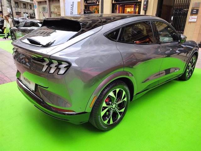 Archivo - Coche nuevo expuesto a la venta