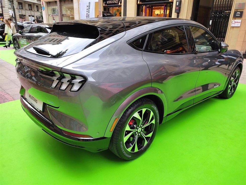 Archivo - Coche nuevo expuesto a la venta