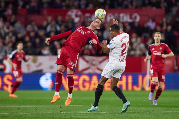 Fernando Reges pelea un balón con Kike García en el Sevilla-Osasuna de LaLiga Santander 2022-2023
