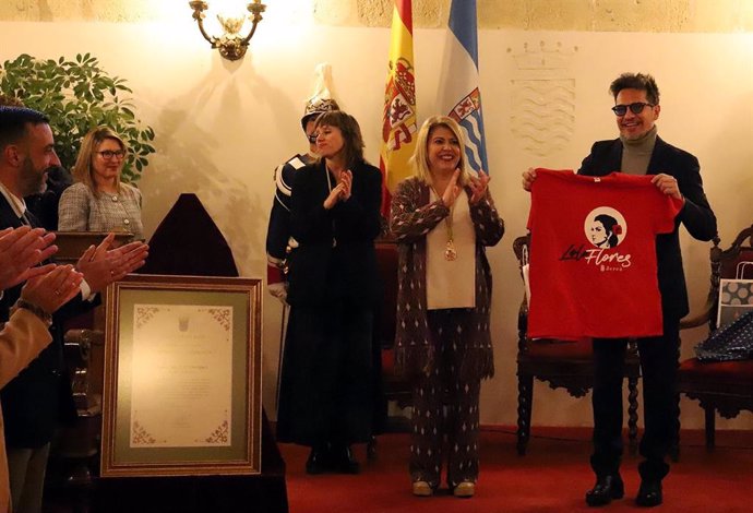David DeMaría, recibe el Premio Día de Andalucía concedido por el Ayuntamiento de Jerez.