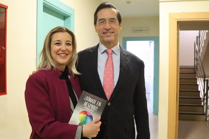 La alcaldesa de Alcalá de Guadaíra, Ana Isabel Jiménez, con el doctor Mario Alonso Puig.