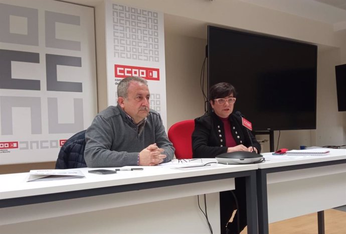 El secretario general de CCOO-Sanidad y Sectores Sociosanitarios, Humberto Muñoz, y la responsable de esta federación del sindicato en Castilla-La Mancha, Chelo Cuadra.