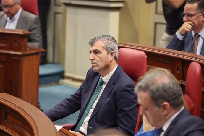 El candidato a la Presidencia del Gobierno de Canarias por el Partido Popular, Manuel Domínguez (i), durante la primera jornada del 'Debate sobre el Estado de la Nacionalidad Canaria de 2023', en el Parlamento de Canarias