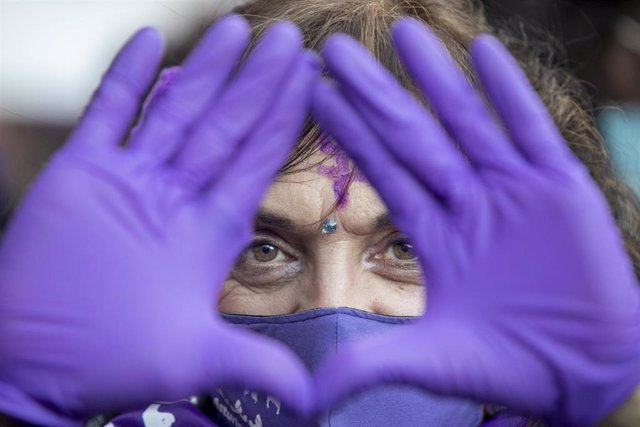 Archivo - Una mujer en una manifestación por el 8M, Día Internacional de la Mujer, a 8 de marzo de 2022, en Gijón, Asturias (España). 