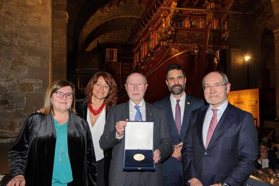 El ex director del Centro de Desarrollo Tecnológico Industrial, Paco Marín, posea con la medalla de oro de Ametic