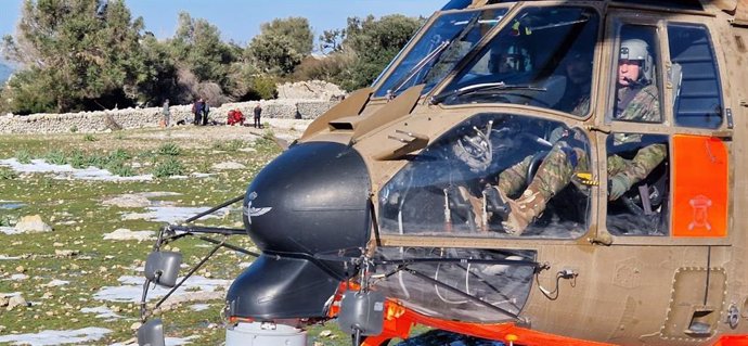 Helicóptero de la UME en el momento del rescate.