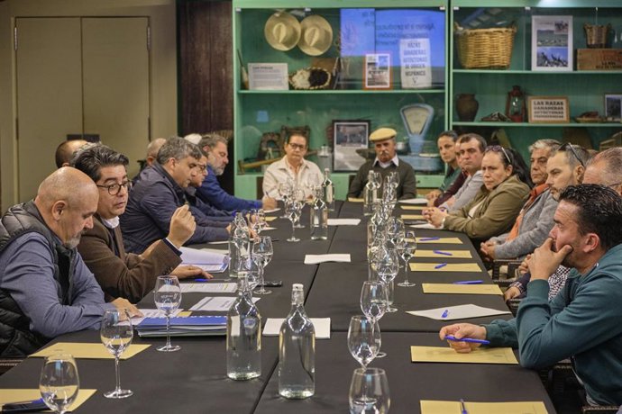 El presidente del Cabildo de Tenerife, Pedro Martín, y el consejero insular de Agricultura, Ganadería y Pesca, Javier Parrilla, se han reunido con el sector de la papa de la Isla