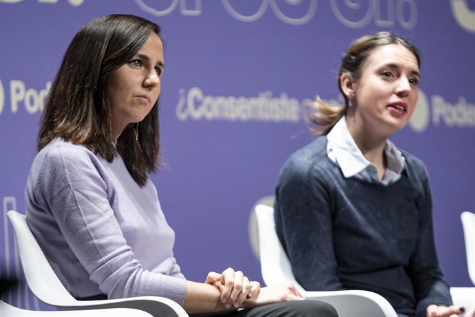 La líder de Podemos y ministra de Derechos Sociales, Ione Belarra (i), y la ministra de Igualdad, Irene Montero (d), durante el acto '¿Consentiste o no? Solo sí es sí', en el Círculo de Bellas Artes, a 5 de febrero de 2023, en Madrid, (España).
