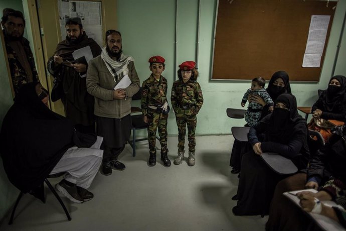 Archivo - Miembros de los talibán junto a varios niños vestidos de soldados en Kabul