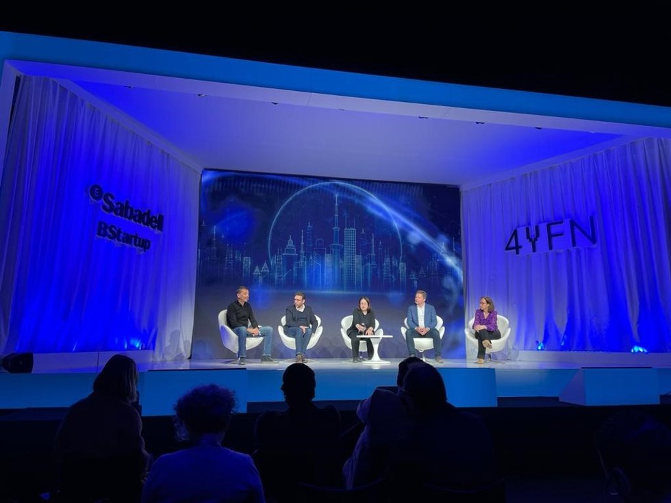 Primault, de Otto, Hein, Tantow y Fernández en la sesión '2023: The year that changed VC Funding' de Banco Sabadell en la feria 'Four Years From Now' (4YFM), que se celebra dentro del Mobile World Congress 2023 (MWC)
