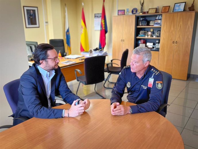 El senador del PP y candidato a la Alcaldía de Telde, Sergio Ramos, en una reunión con el comisario jefe de la Policía Nacional en Telde, Guillermo León