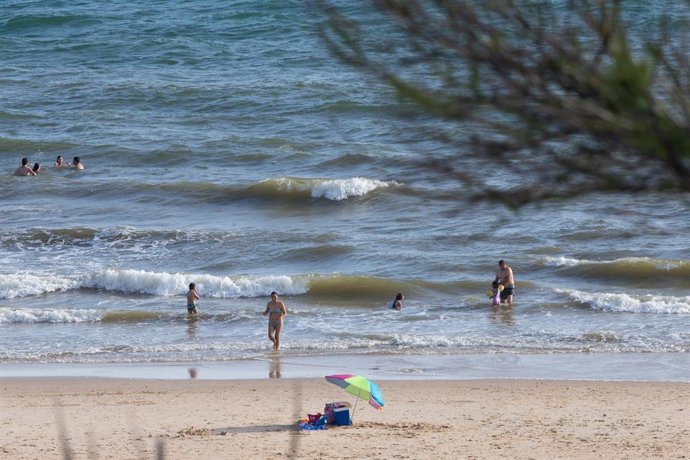 Archivo - Bañistas en la playa durante el fin de semana de la Romería del Rocío en Matalascanas . 23 de mayo de 2021 en Almonte, Huelva, España. (Foto de archivo).
