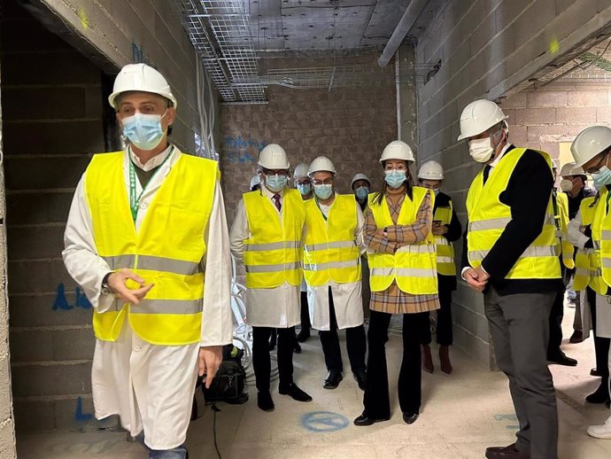La delegada de la Junta visita las obras en el Hospital Torrecárdenas para acoger el nuevo PET-TAC.