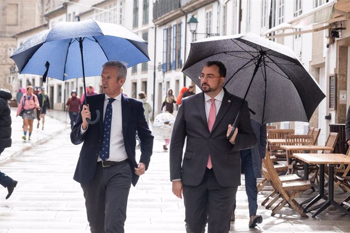 Archivo - El jefe del Ejecutivo gallego, Alfonso Rueda, junto al presidente de Asturias, Adrián Barbón, en las calles de Santiago
