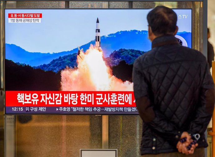 Archivo - La televisión de Corea del Sur informa del lanzamiento de un misil por parte de Corea del Norte.