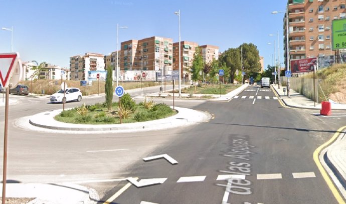 Rotonda de la Avenida de las Alpujarras, en el barrio de La Chana, en el cruce con el Paseo Rector Antonio Gallego Morell