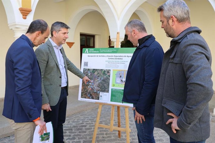 El delegado de Agricultura, Pesca, Agua y Desarrollo Rural, Francisco Acosta (segundo por la izda.), en su visita a La Carlota.