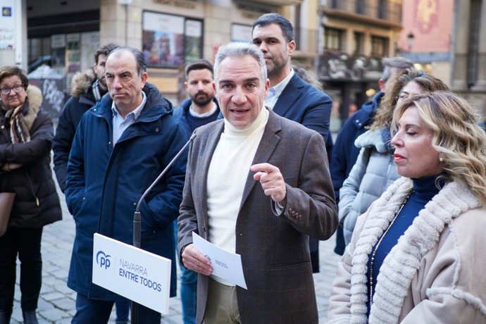 El coordinador general del PP, Elías Bendodo, junto al presidente del PP de Navarra y candidato a la presidencia del Gobierno foral, Javier García, y el candidato a la Alcaldía de Pamplona, Carlos García Adanero, en su visita a Navarra