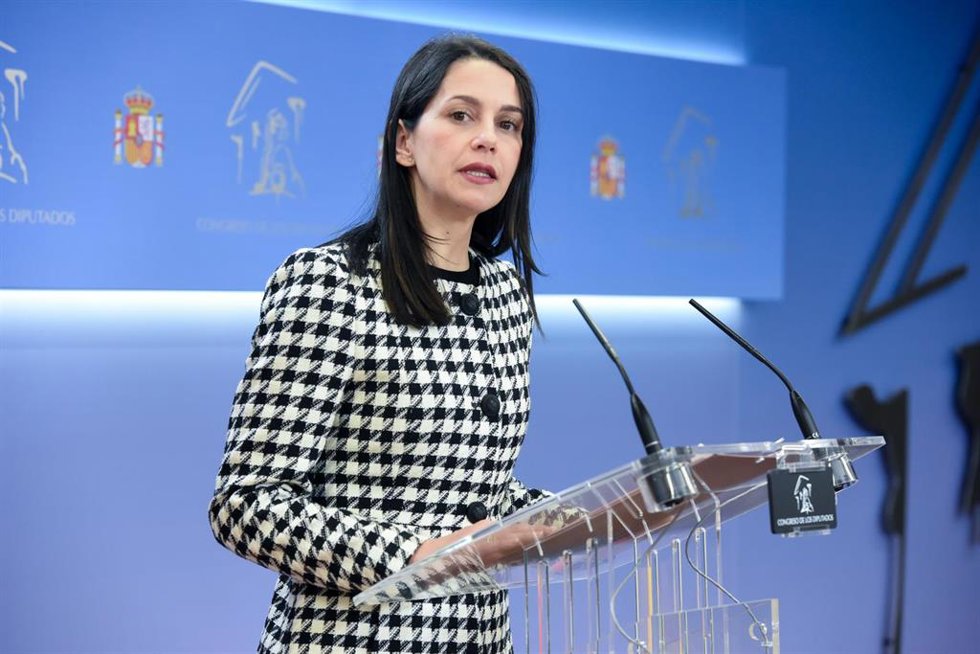 La portavoz de Ciudadanos en el Congreso, Inés Arrimadas, ofrece una rueda de prensa en el Congreso 