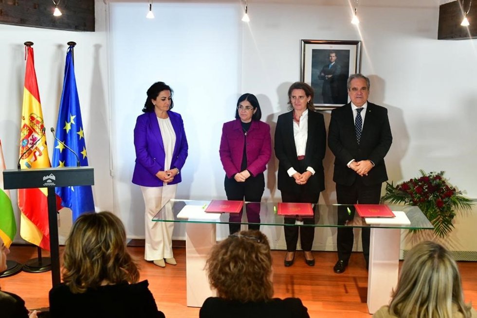 Gobierno central y el Consejo General de Farmacéuticos firman un convenio para crear el 'Programa de Farmacia Comunitaria Rural