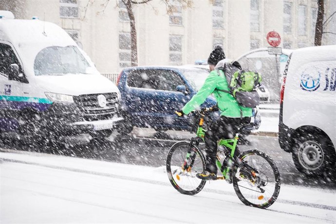 Un ciclista circula por una de las calles de Vitoria-Gasteiz tras la intensa nevada caída sobre la ciudad, a 27 de febrero de 2023, en Vitoria-Gasteiz
