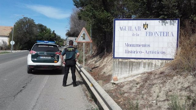 Una patrulla de la Guardia Civil en Aguilar de la Frontera.