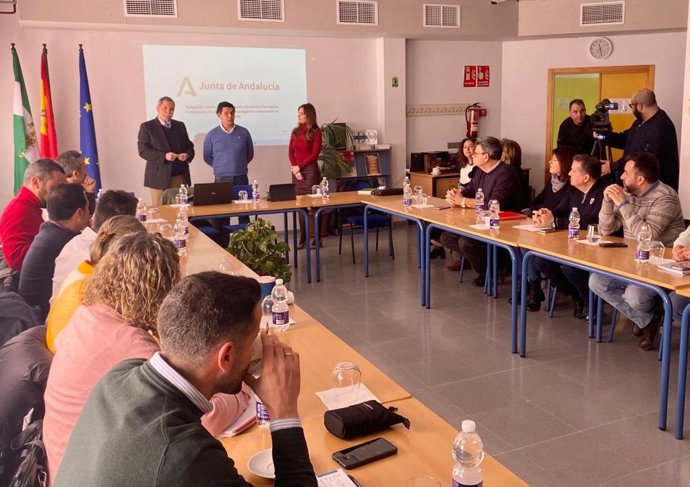 El delegado territorial de Desarrollo Educativo y Formación Profesional, José Francisco Viso, en su visita a Priego de Córdoba.
