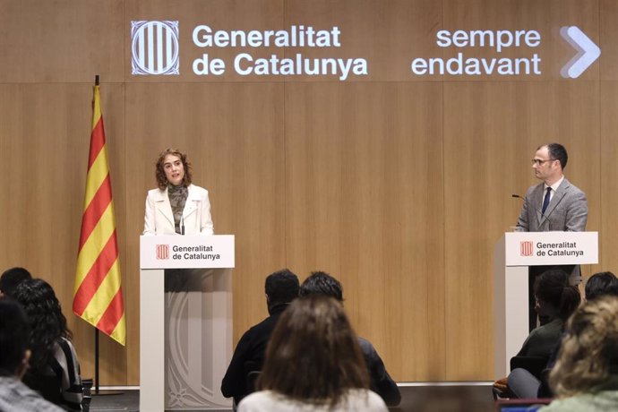 La consellera de Justicia, Derechos y Memoria, Gemma Ubasart, y el director de Memoria Democrática, Alfons Aragoneses. El 1 de marzo de 2023.