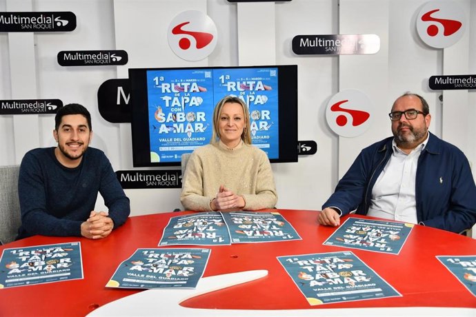 La concejal de Turismo de San Roque, Ana Ruiz,  junto al teniente de alcalde delegado del Valle del Guadiaro, Óscar Ledesma, y el chef Adrián Calvente, presentan la I Ruta de la Tapa con Sabor a Mar