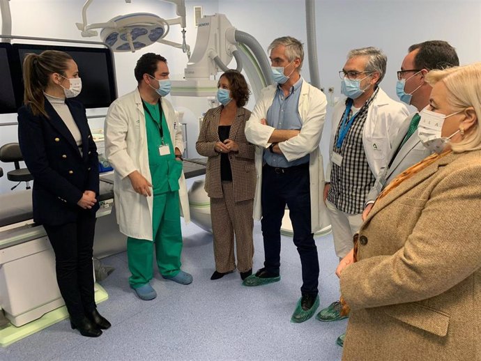La consjera en su visita al Hospital Juan Ramón Jiménez de Huelva.