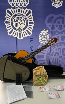 Guitarra, dinero y otros efectos requisados por la Policía Nacional.