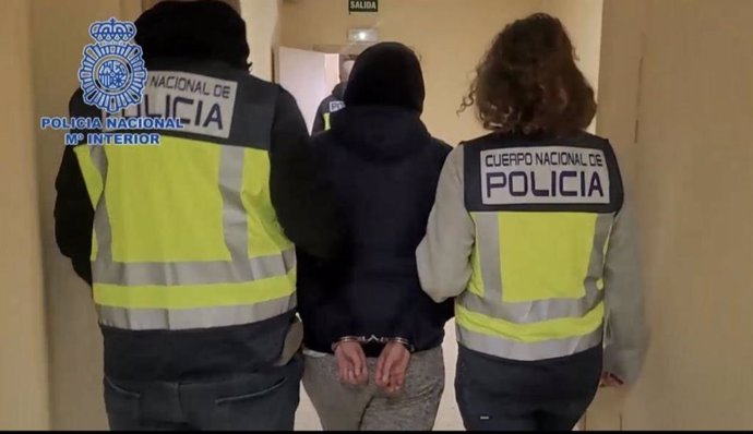 Agentes de la Policía Nacional custodian a la fugitiva detenida en Madrid.