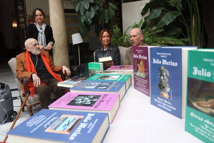 El escritor Julio Merino dona el conjunto de su obra a la Red Municipal de Bibliotecas de Córdoba.