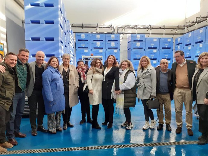 La consejera de Agricultura, Pesca, Agua y Desarrollo Rural, Carmen Crespo, durante su visita a la Lonja de Punta Umbría (Huelva).