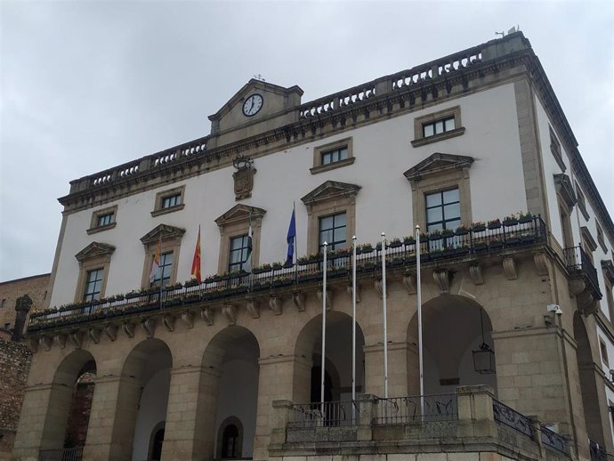 Archivo - Fachada principal del Ayuntamiento de Cáceres