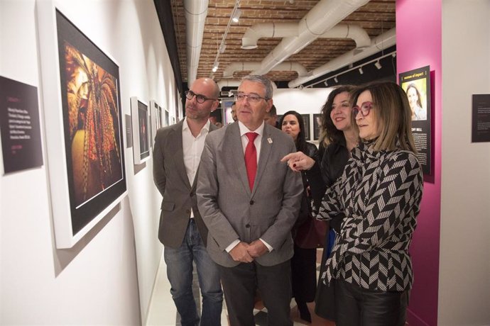 Francisco Salado visita la exposición 'WOMEN, un siglo de cambio' .