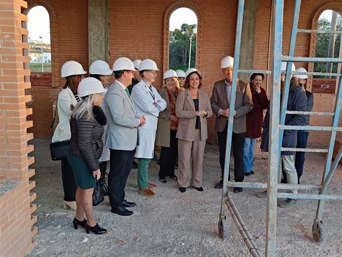 La consejera de Salud y Consumo de la Junta de Andalucía, Catalina García, durante su visita al centro de salud de Palos de la Frontera (Huelva).