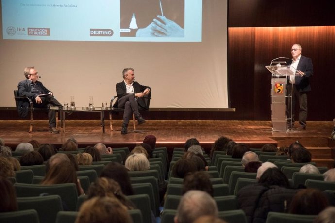 El escritor natural de Barbastro, Manuel Vilas, ha presentado en el salón de actos de la Diputación de Huesca su novela  "Nosotros", premio Nadal 2023.