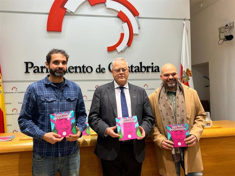 El presidente del Parlamento de Cantabria, Joaquín Gómez (centro) presenta 'Todos juntos', un cuento didáctico editado por la Cámara sobre los valores democráticos. Junto a él su autor, Nahúm Cobo (izda), y su ilustrador, José Antonio Quintana (derecha).