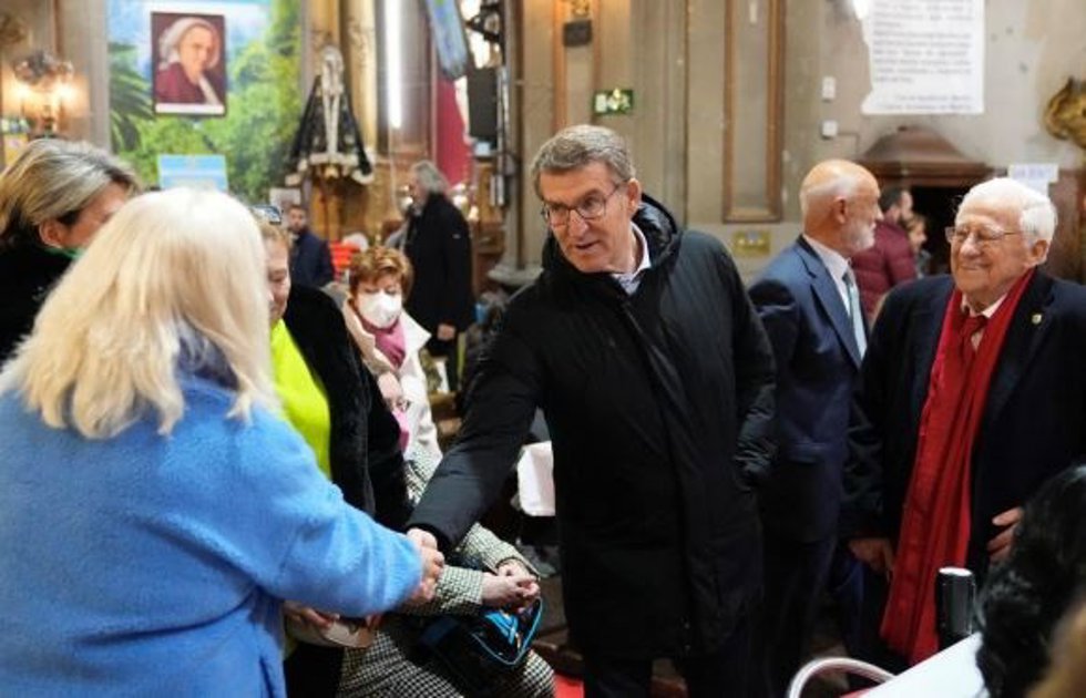 El presidente del Partido Popular, Alberto Núñez Feijóo, se reúne con el padre Ángel
