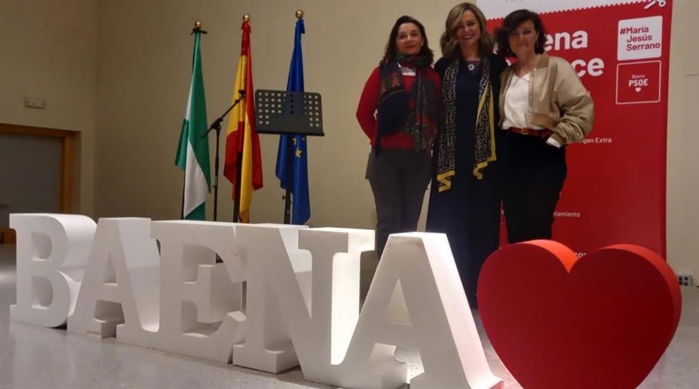 Carmen Calvo (dcha.), junto a María Jesús Serrano (centro), en Baena.