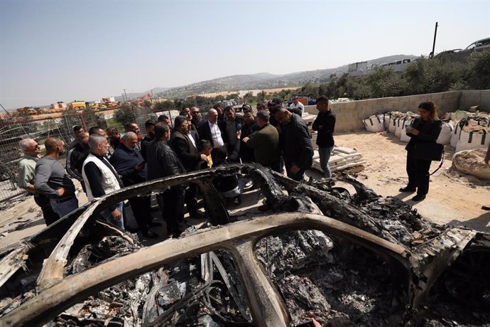 Un vehículo quemado en Huwara, Cisjordania