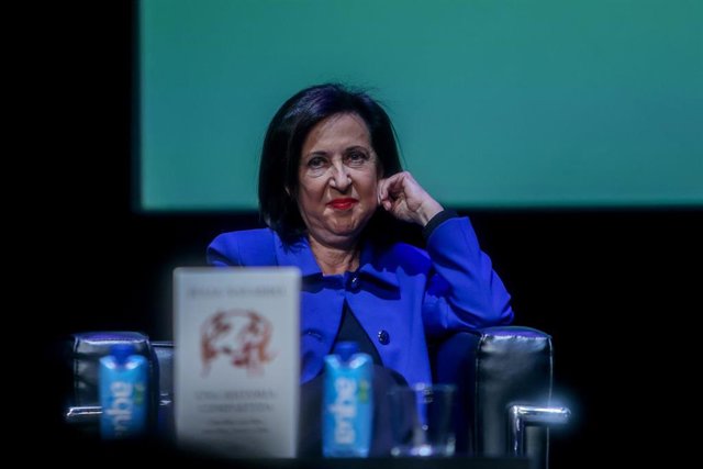 La ministra de Defensa, Margarita Robles, interviene en la presentación del libro de la escritora Julia Navarro 'Una historia compartida: Con ellos, sin ellos, por ellos, frente a ellos', en el Círculo de Bellas Artes, a 1 de marzo de 2023, en Madrid.