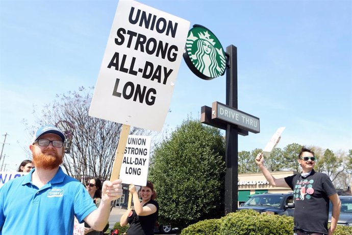 Archivo - Protesta en apoyo de siete trabajadores de Starbucks despedidos en represalia por organizar un sindicato.